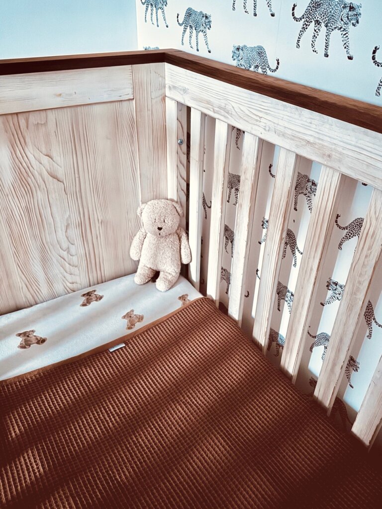 Welke babydeken moet ik aanschaffen voor mijn baby? Heb je al rondgekeken tussen onze babydekens? Of lees je eerst onze blog? Dan zul je na het lezen van dit artikel vast een keuze kunnen maken tussen een van onze babydekens. Als eerste is de vraag voor welk bedje zoek je een babydeken? Er zijn verschillende maten babydekens die wij aanbieden! Babydeken voor de wieg 80x100cm, babydeken voor de ledikant 100x140cm en babydekens voor in de kinderwagen, deze hebben een formaat van 80x60cm. 
