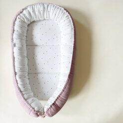 Babynestje roze met hartjes – zacht, ademend en perfect voor pasgeboren baby’s