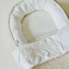 Handgemaakt beige babynestje met comfortabele wattering en ademende stof