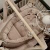 Babynestje samenstellen met zachte wafelstof en bijpassend dekentje – handgemaakt babynestje op maat