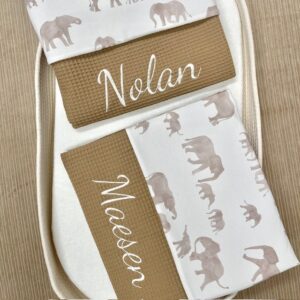 babydekens met naam gepersonaliseerd in zachte neutrale kleuren