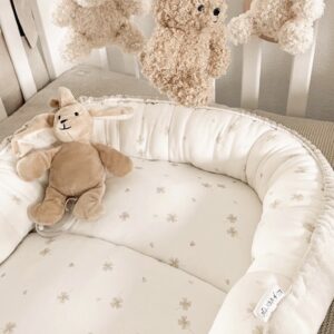 Babynestje in beige met klavertje vier ontwerp, zacht en knus babybedje met opstaande randen