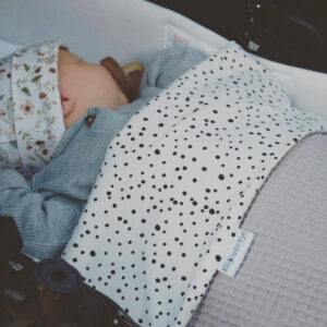 Babydeken voor in de kinderwagen met naam, zacht en gepersonaliseerd in neutrale stijl