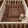 Gepersonaliseerd boxkleed met naam in een babybox