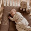 Boxkleed met naam in een babybox, zacht en gepersonaliseerd