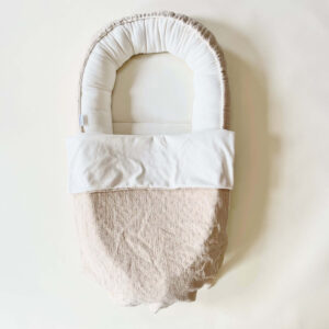 Babynestje beige met geborduurde bloemen voor baby