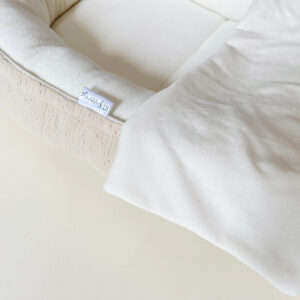 Beige babynestje met geborduurde bloemen