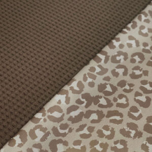 Stofstalen van de Leopard Taupe collectie met taupekleur en subtiele leopard print