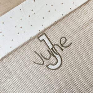 Persoonlijk babycadeau met babydeken, naam en stoffen letter