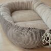 Taupe babynestje van velours en wafelstof